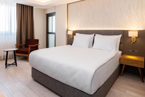 Deluxe Double Room with Balcony image 2
