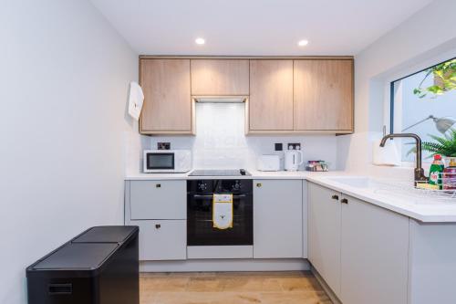 ห้องครัว, Foden's House by YourStays - 2 Bedroom Cottage in Sandbach with gorgeous dining room extension, High in ซานบาช