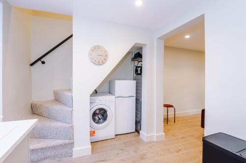 Foden's House by YourStays - 2 Bedroom Cottage in Sandbach with gorgeous dining room extension, High in ซานบาช