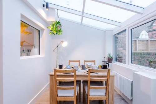 บริการและสิ่งอำนวยความสะดวก, Foden's House by YourStays - 2 Bedroom Cottage in Sandbach with gorgeous dining room extension, High in ซานบาช