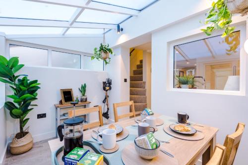 บริการและสิ่งอำนวยความสะดวก, Foden's House by YourStays - 2 Bedroom Cottage in Sandbach with gorgeous dining room extension, High in ซานบาช