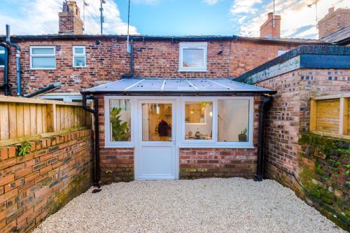 ทัศนียภาพภายนอกโรงแรม, Foden's House by YourStays - 2 Bedroom Cottage in Sandbach with gorgeous dining room extension, High in ซานบาช