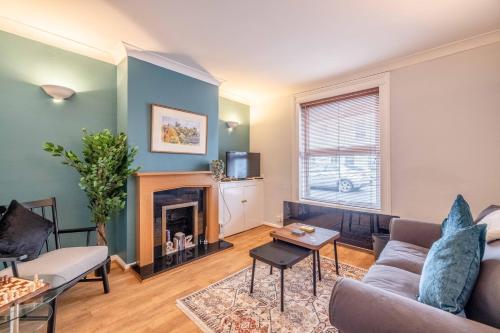2BR Character Home Minutes from Windsor, Private Garden - By Tempstay, Windsor