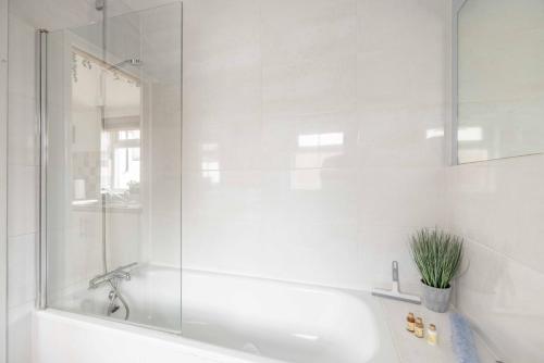 2BR Character Home Minutes from Windsor, Private Garden - By Tempstay, Windsor (fotografie 9)