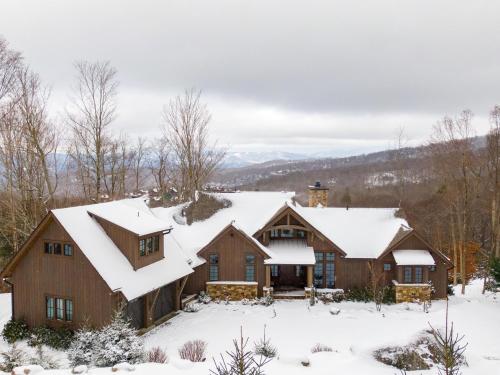 Twin Boulder Lodge at Eagles Nest in Beech Mountain, USA