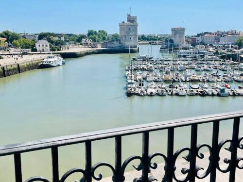 Deluxe One-Bedroom Apartment with Harbour View room in Appartement Vue Port Joli T2 LR130