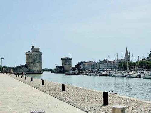 Deluxe One-Bedroom Apartment with Harbour View image 10
