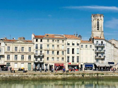 Deluxe One-Bedroom Apartment with Harbour View image 8