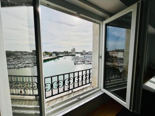 Deluxe One-Bedroom Apartment with Harbour View image 7