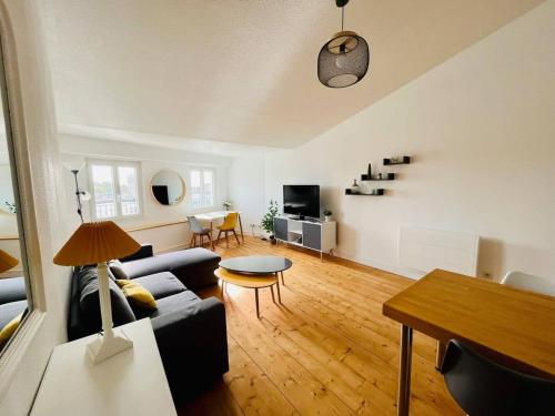 Deluxe One-Bedroom Apartment with Harbour View image 6
