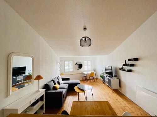 Deluxe One-Bedroom Apartment with Harbour View image 4