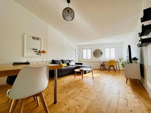 Deluxe One-Bedroom Apartment with Harbour View image 2