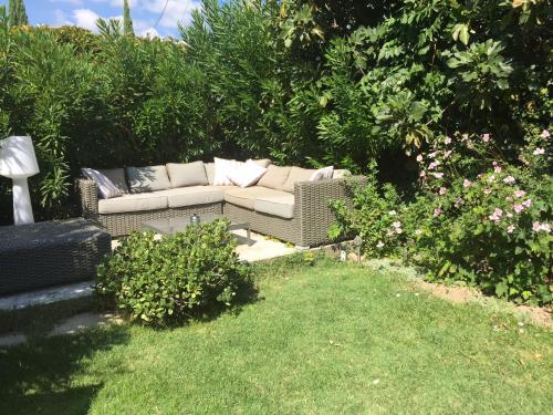 Mas en pierres 17 couchages avec piscine et jardin in Sk