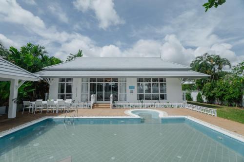 4 BR Entire Beachfront Villa, Seaside Bliss Villa Rawai - 수영장
