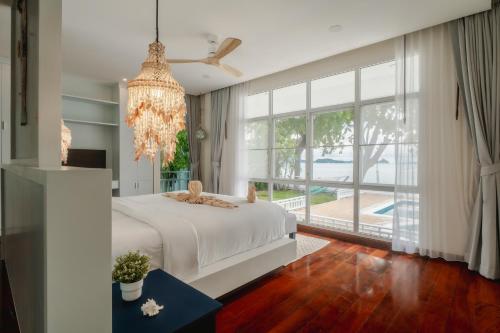 4 BR Entire Beachfront Villa, Seaside Bliss Villa Rawai