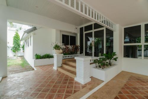 4 BR Entire Beachfront Villa, Seaside Bliss Villa Rawai - 출입구