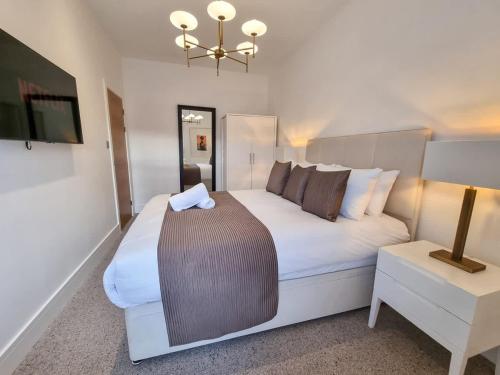2 Bed Altrincham Centre King Beds Bathtub