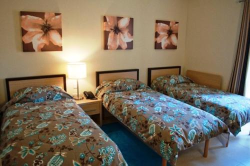 1 king bed, 2 twin beds