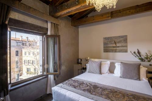 Romantic Junior Suite image 2