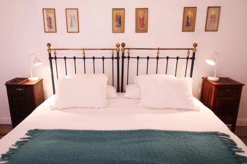 1 queen bed, 3 twin beds