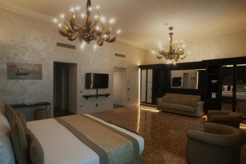 Suite with Balcony image 4