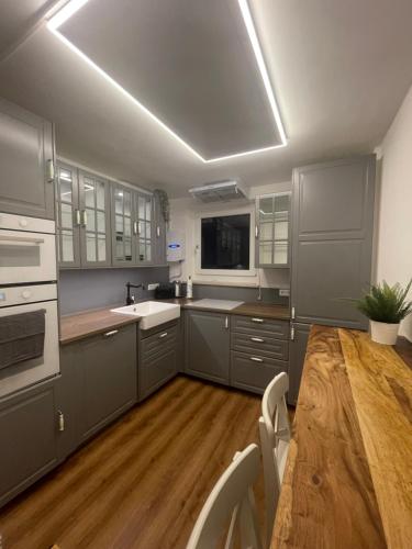 Konyha, Stylisches Apartment mit Dachterrasse und Whirlpool in Gersthofen