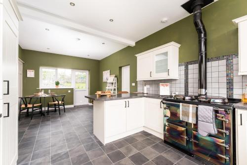 köök, Central Malham Wellbeing Escape, 5-bed house with yoga studio in Malham