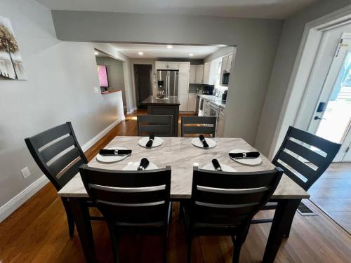 Just like home w Pool & Pool table in มิลฟอร์ด (OH)