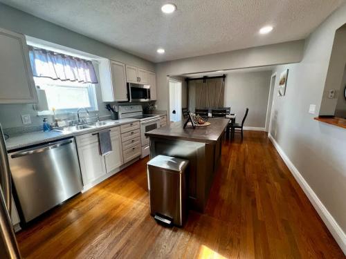 Just like home w Pool & Pool table in มิลฟอร์ด (OH)