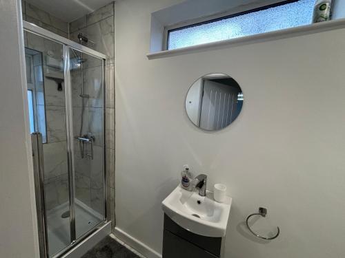 ฝักบัว, DEL's Apartment in เชสเชอะ