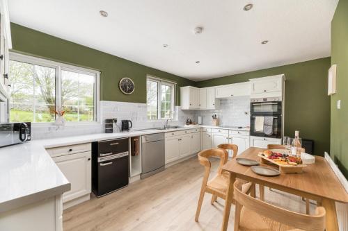 Seadmed, Central Malham Wellbeing Escape, 5-bed house with yoga studio in Malham