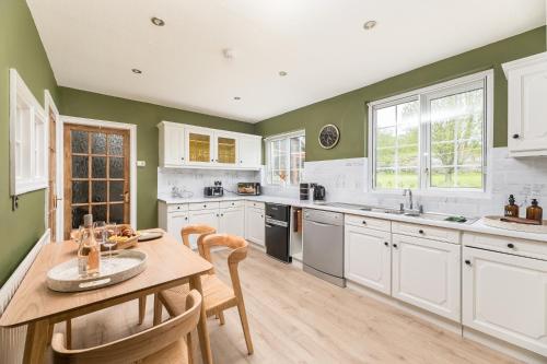 köök, Central Malham Wellbeing Escape, 5-bed house with yoga studio in Malham