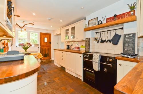 kök, 1 Apse Castle Cottage - Chocolate Box Cottage, Pet-Friendly 16th Century Cottage, surrounded by Anci in Arreton and Newchurch