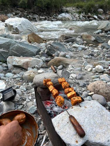 Thehraav By The River - Mudhouse Odyssey, Tirthan Valley, Banjār (foto 7)