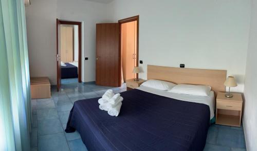 2 bedrooms, 4 beds