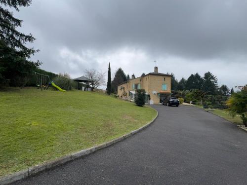 Gîte 2 à 5 personnes, spa, sauna, piscine chauffée, parking gratuit Gîte 2 à 5 personnes, spa, sauna, piscine chauffée, parking gratuit