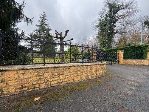 Gîte 2 à 5 personnes, spa, sauna, piscine chauffée, parking gratuit Gîte 2 à 5 personnes, spa, sauna, piscine chauffée, parking gratuit