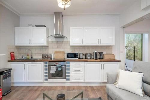 Stunning 2bed 2bath apt in Earls Court sleeps SIX - image 9