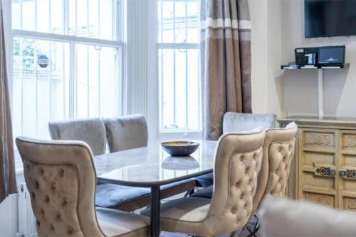Stunning 2bed 2bath apt in Earls Court sleeps SIX - image 6