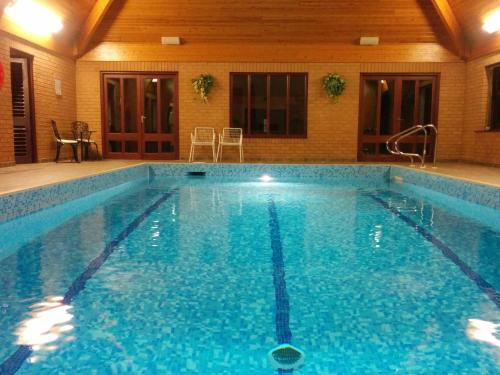 Úszómedence, 3 bed countryside cottage with use of private pool in Great Plumstead