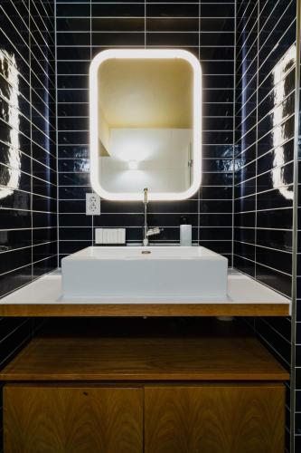 One-Bedroom Apartment image 6