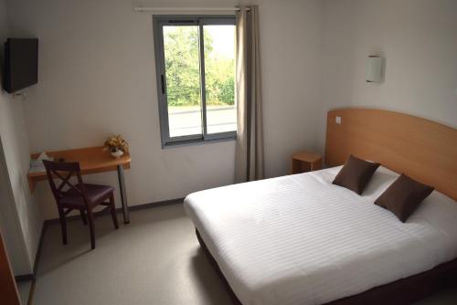 1 queen bed, 3 twin beds