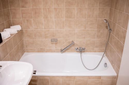 Fürdőszoba, Platz fur 8 Pers - C4S Come4Stay Monteure "InnArt" Boxspringbett Einzelbett Toging am Inn, Parkplatz in Erharting