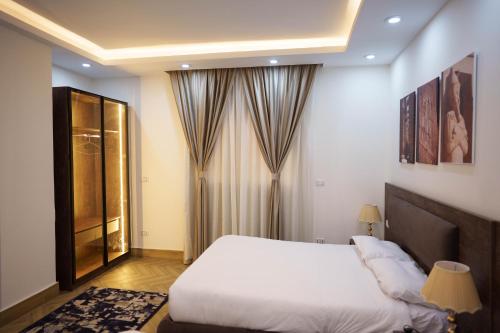 Pyramids Sunshine View