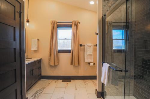 VVCR - Cabin 6 (1-Bed Modern Luxury w. Hot Tub) - image 6