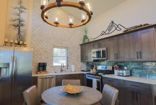 VVCR - Cabin 6 (1-Bed Modern Luxury w. Hot Tub) - main image