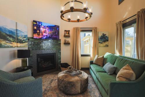 VVCR - Cabin 6 (1-Bed Modern Luxury w. Hot Tub) - image 2
