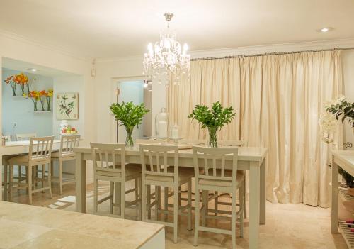 Taronga Villa – Constantia, TX
