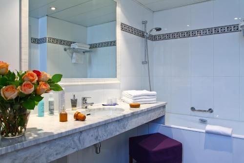 room detail thumbnail 2