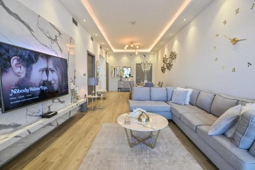 Azure Residences a Beachfront Getaway on Palm Jumeirah, Dubaj